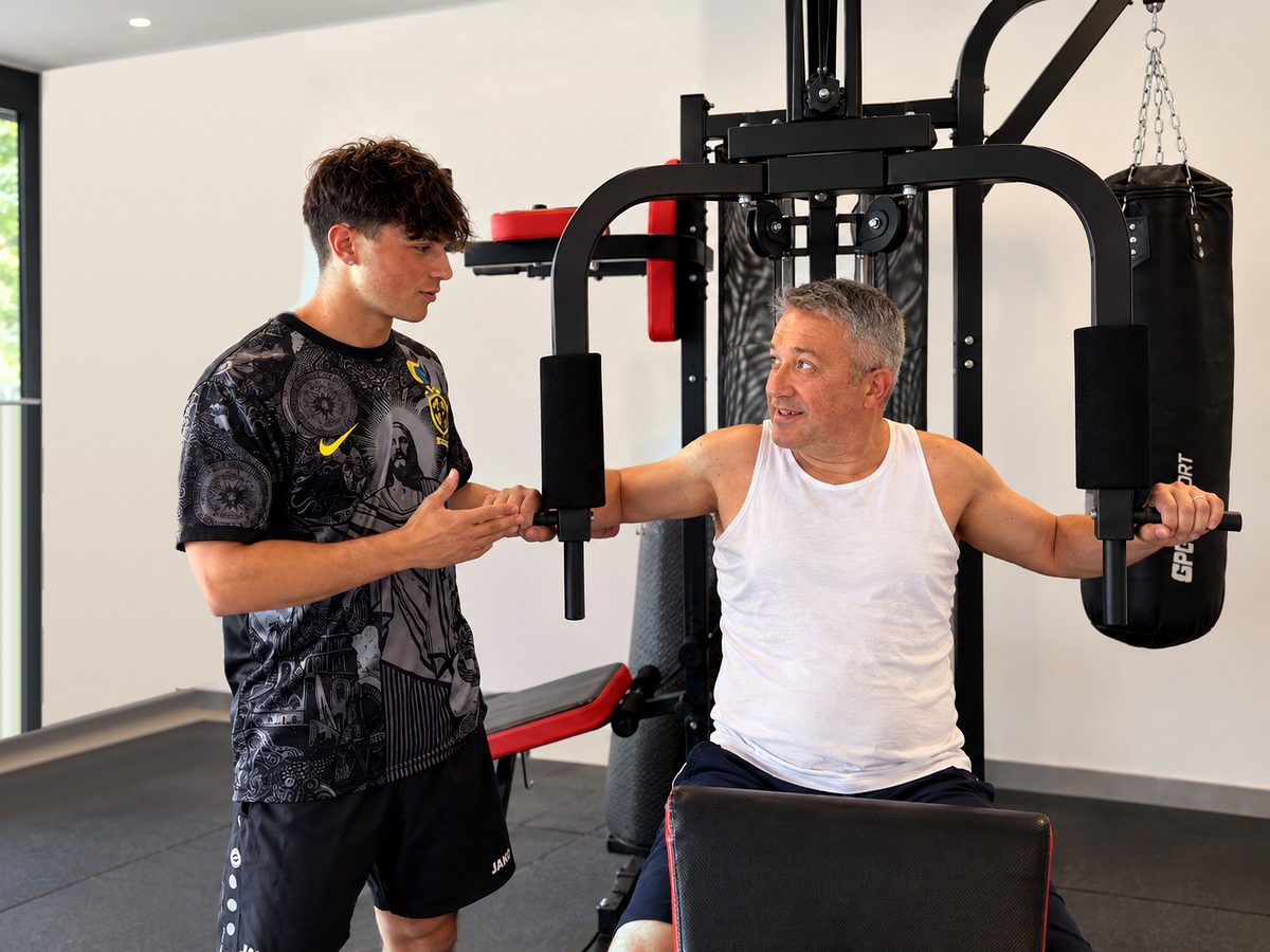 Leandro Orfeo korrigiert eine Übung im Einzeltraining